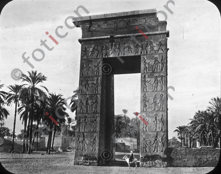 Pylon des Tempels | Pylon of the temple  (foticon-simon-008-046-sw.jpg)